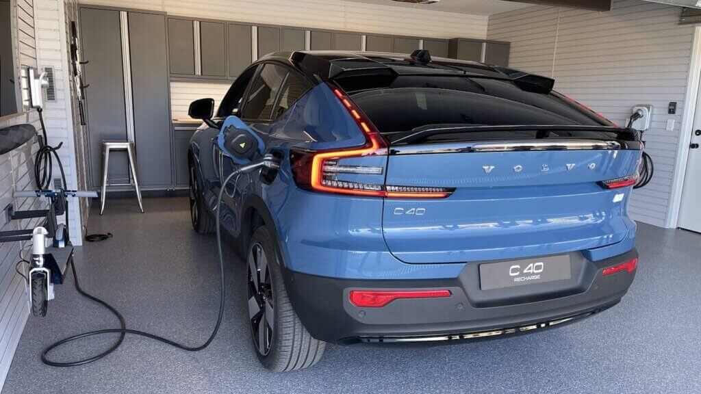 Volvo C40 en cours de recharge dans un garage