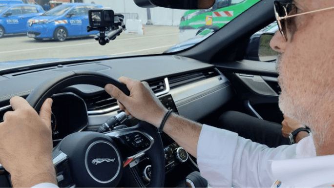 conduite jaguar, une grande facilité de prise en mains des véhicules hybrides et électriques.