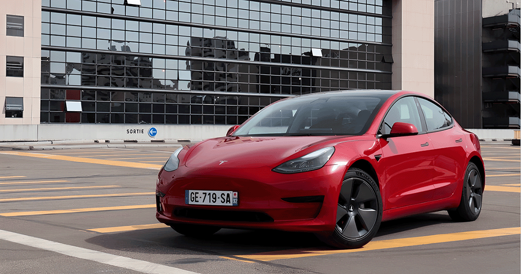 Tesla model 3 garée sur un parking