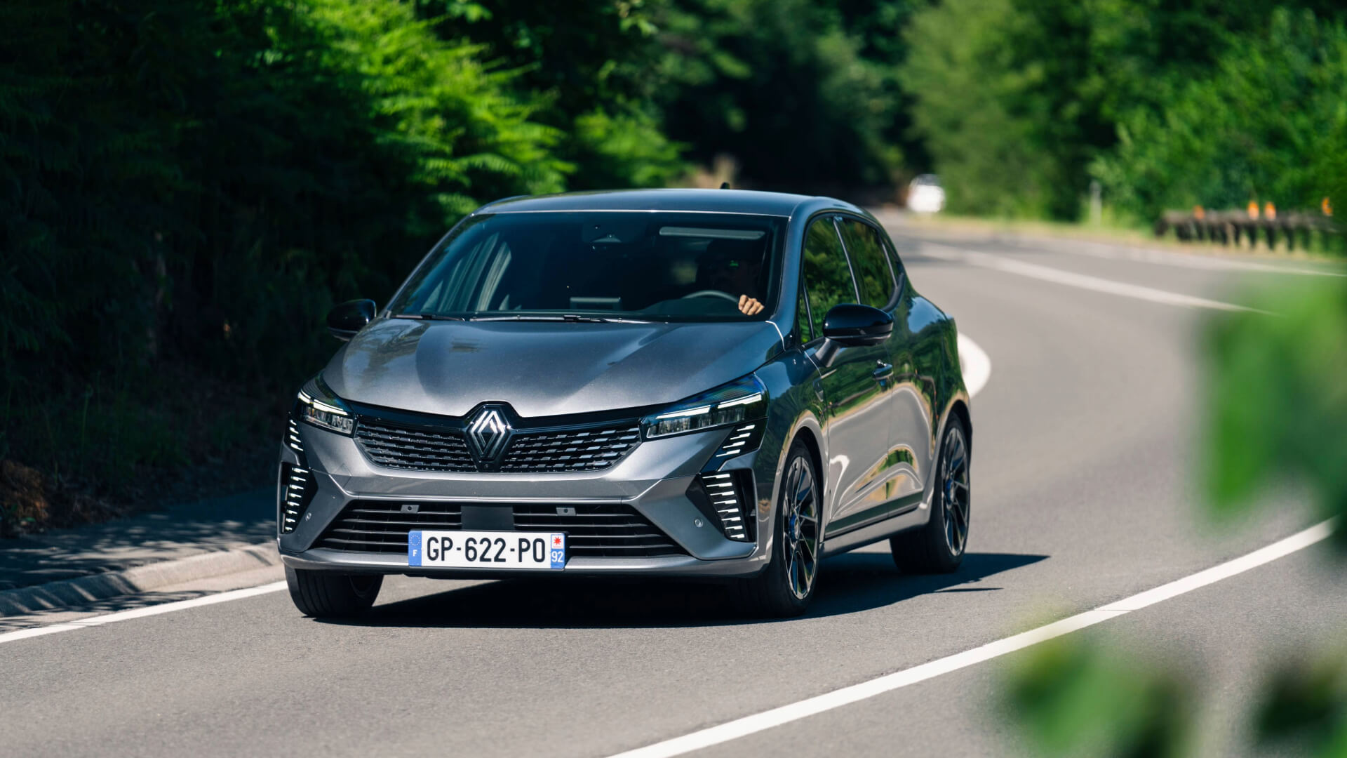 Renault Clio sur petite route