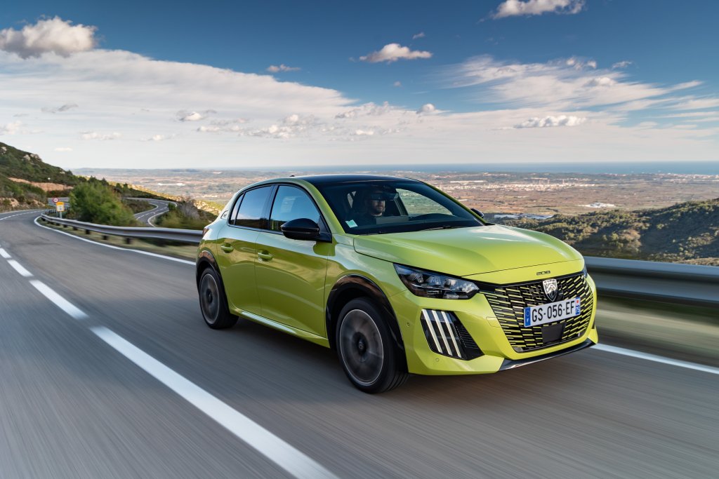 Peugeot 208 sur la route