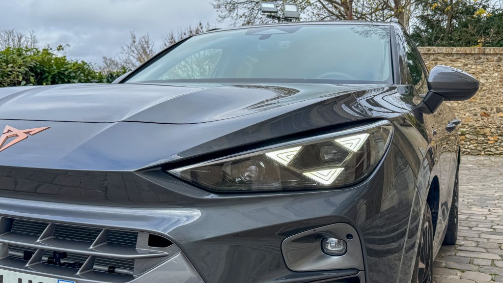 Les optiques avant du Cupra Terramar 