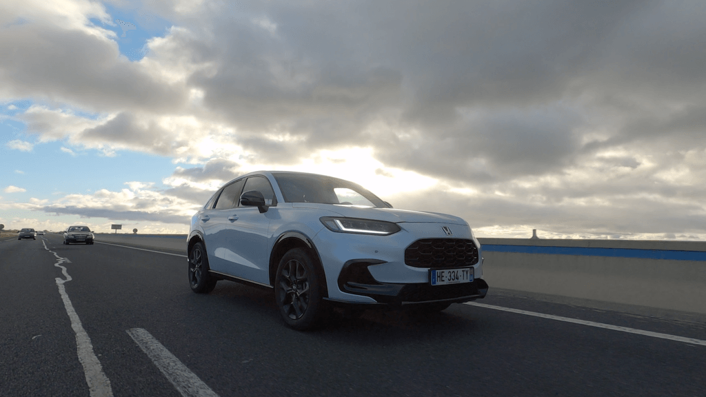 Honda ZR-V sur la route