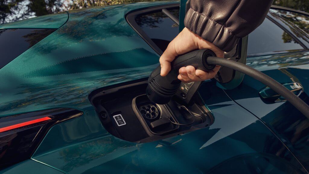 Voiture hybride rechargeable en charge