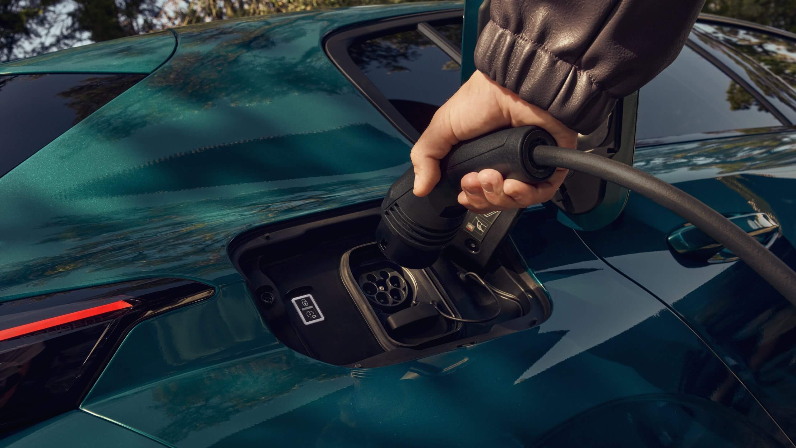 Voiture hybride rechargeable en charge