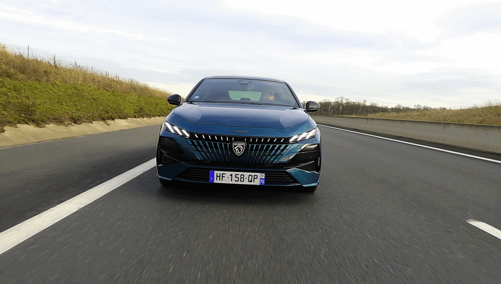 Peugeot 308 autoroute vue de face