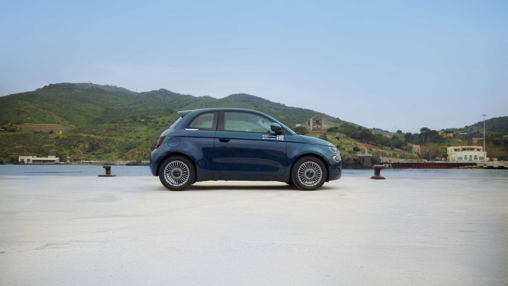 Fiat 500 hybrid de profil