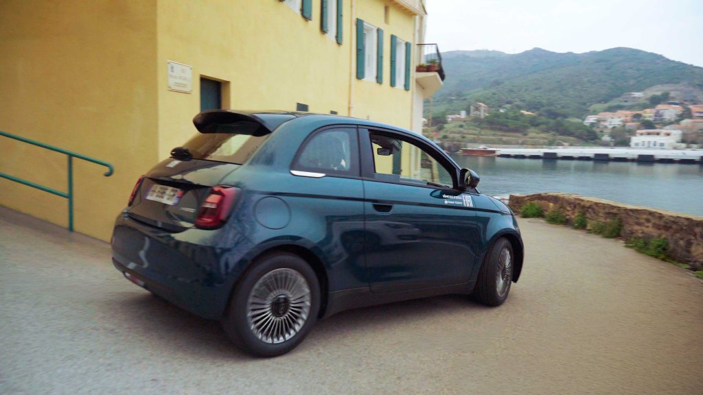 Fiat 500 dans des ruelles 
