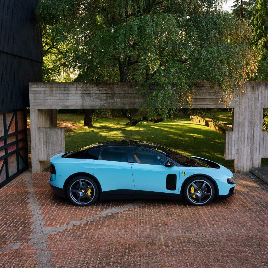 Ferrari Luce de côté