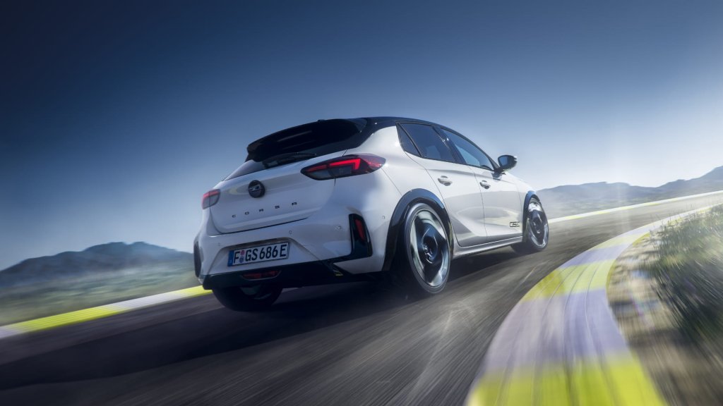 Opel Corsa GSE face arrière en roulage
