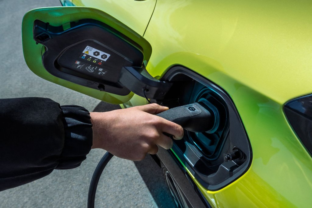 Peugeot e-208 en charge