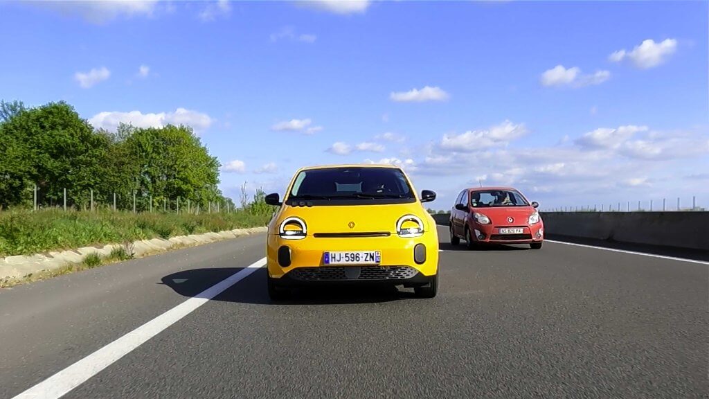 Twingo E-tech vue de face sur autoroute
