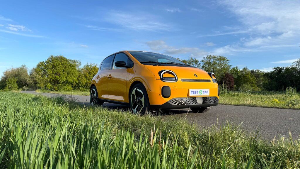 La nouvelle Twingo sur route de campagne