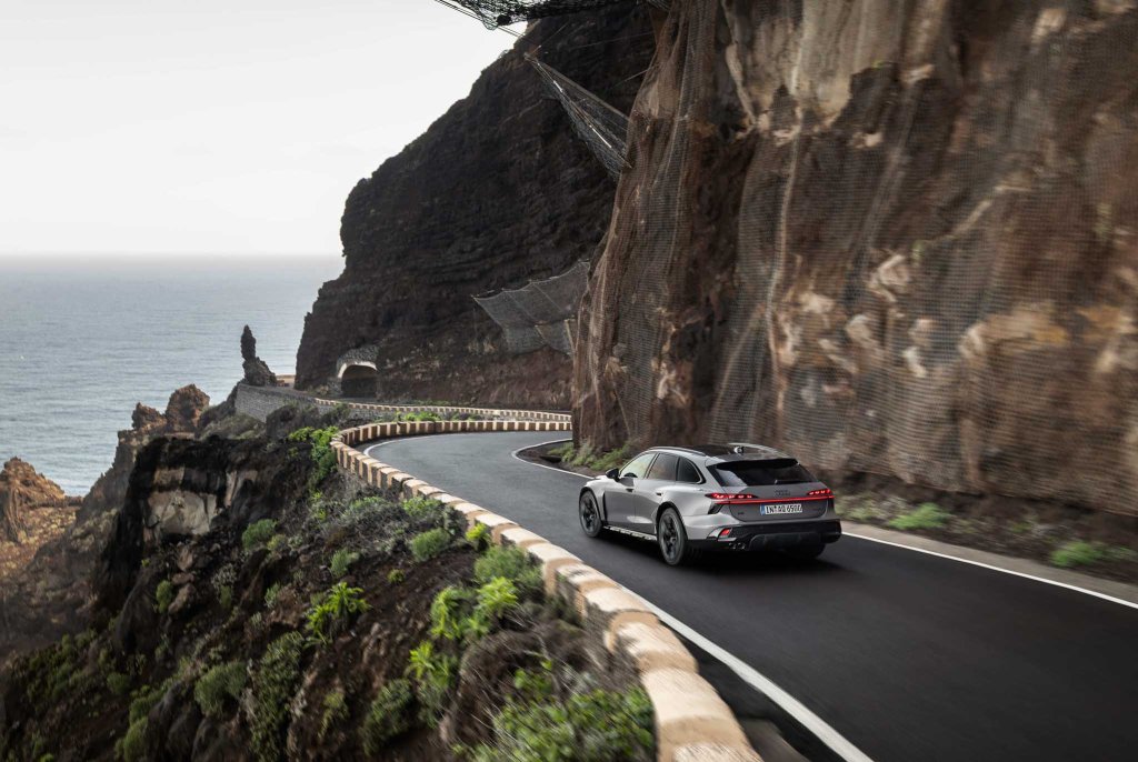 Audi A6 Allroad sur route signueuse