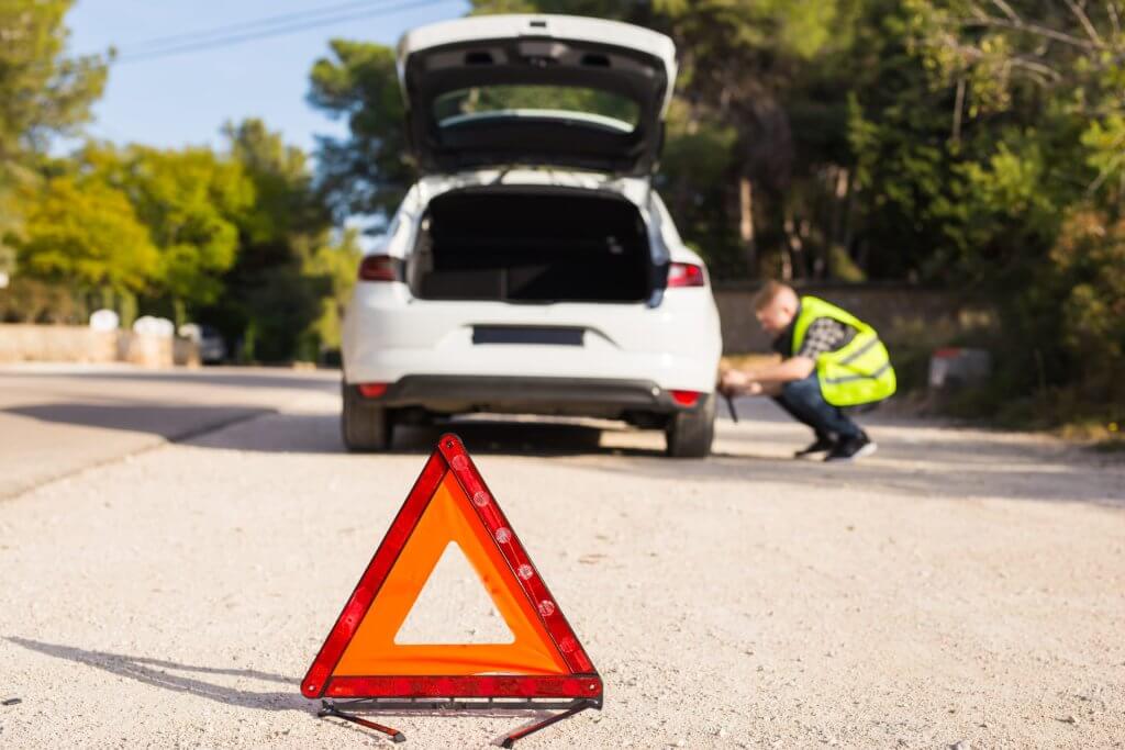 Triangle de signalisation et gilet de sécurité haute visibilité