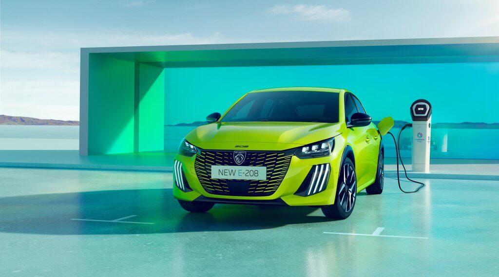 Peugeot e-208 face avant en charge
