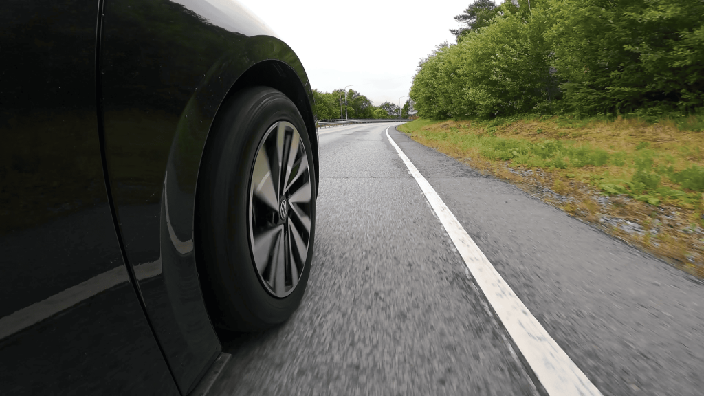 Volkswagen ID.3 Neo sur petite route