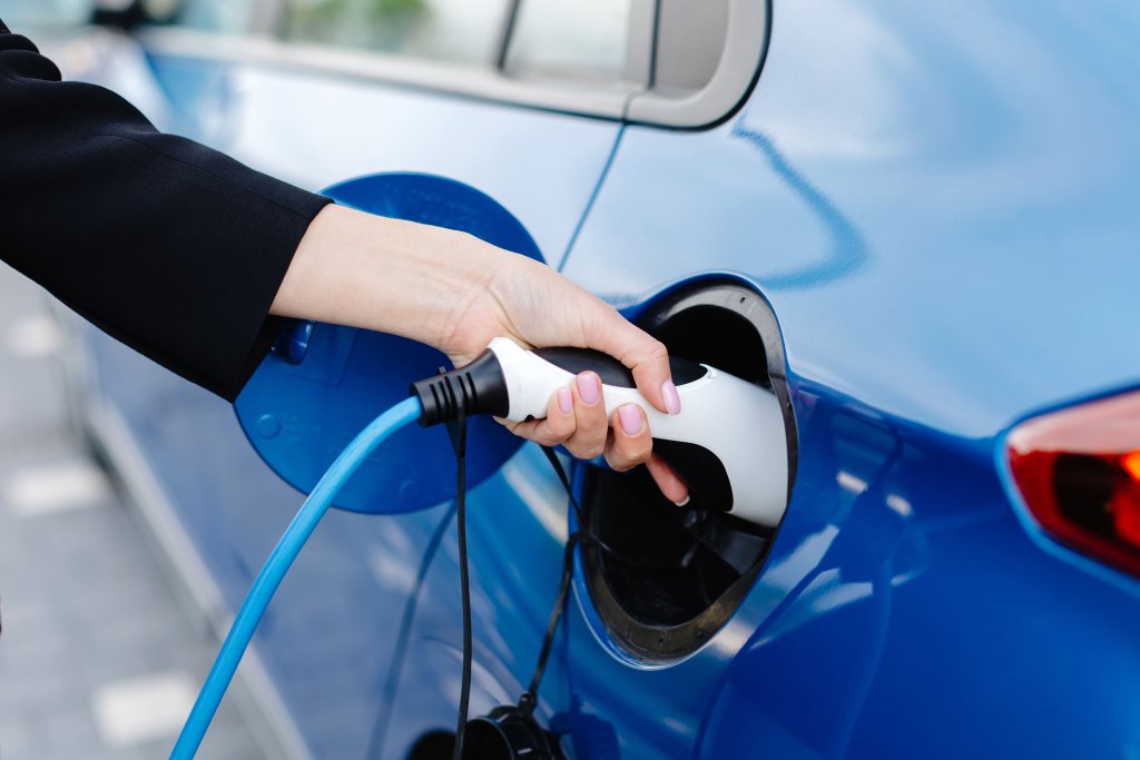 Voiture électrique en recharge