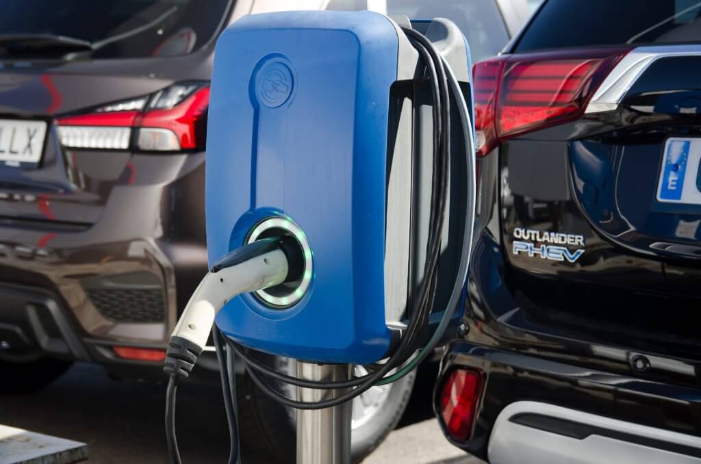 Borne de recharge et voiture hybride rechargeable