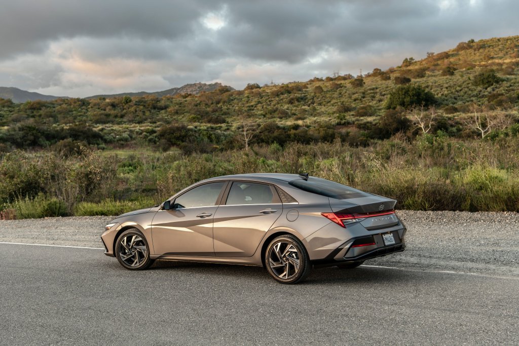 Hyundai Elantra côté gauche
