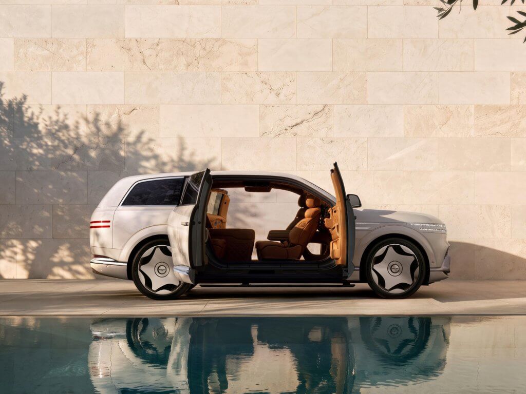 Genesis GV90 côté droit avec portes ouvertes