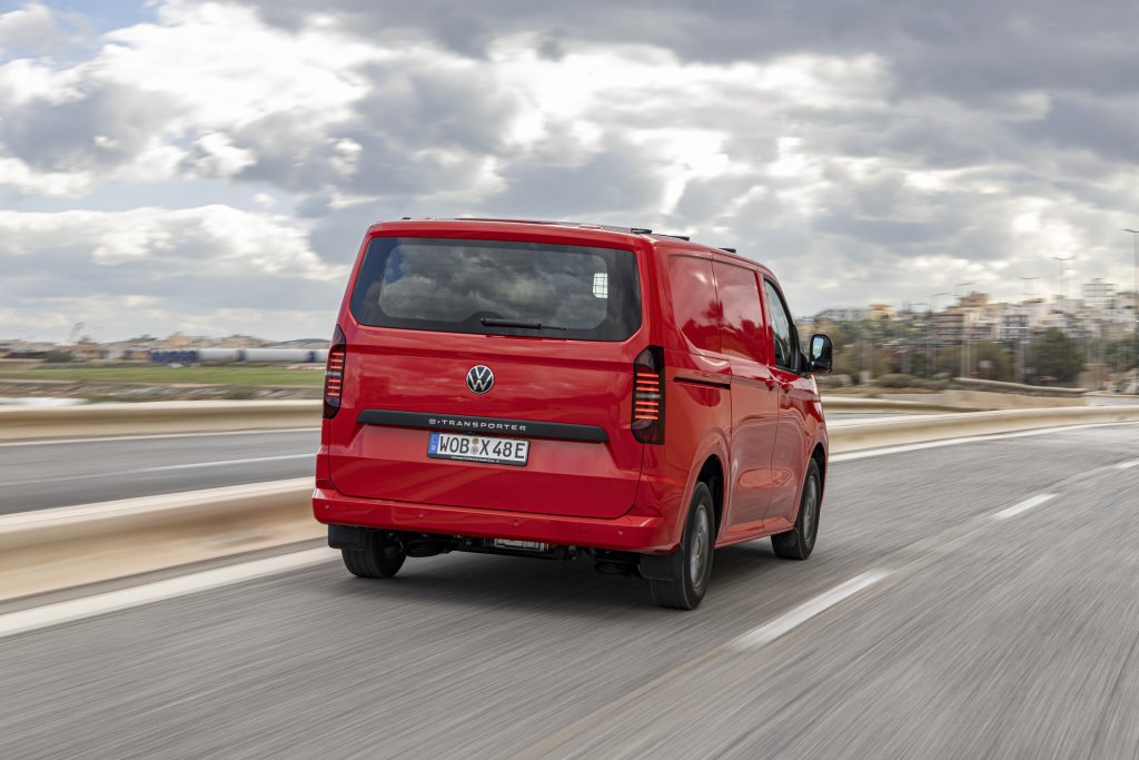 Volkswagen e-transporter face arrière en roulage