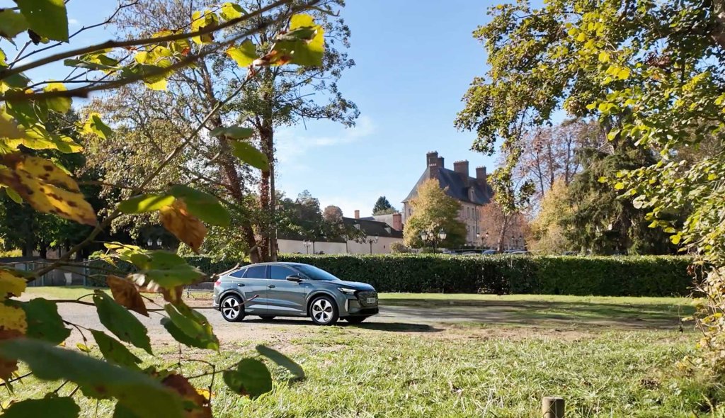 Audi Q4 e-tron de profil vue lointaine