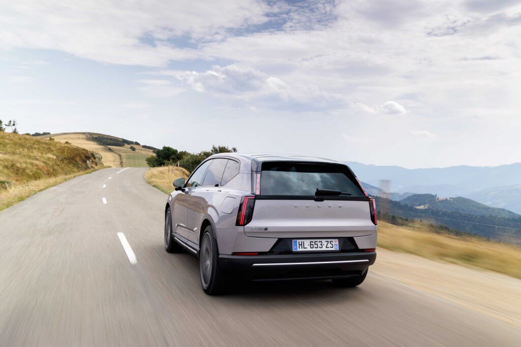 Volvo EX60 vue arrière en roulage